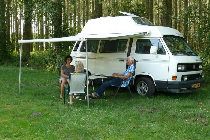 Gasten op de spirituele natuurcamping bij het Elohim Centre.