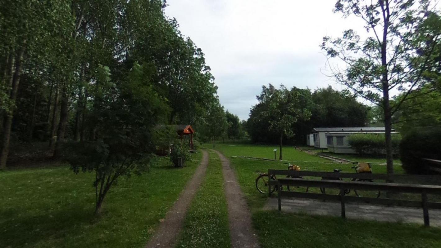 Een overzicht van een gedeelte van het terrein van de spirituele camping van het Elohim Centre.