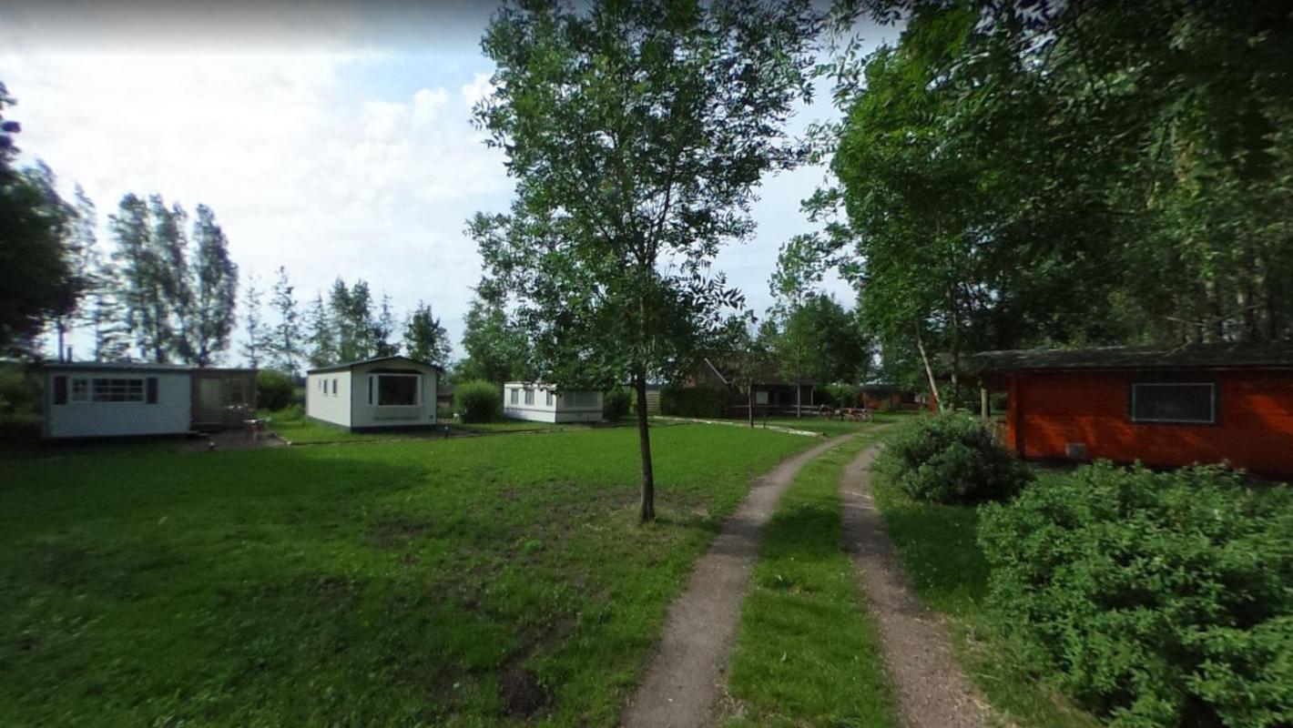 Overzicht chalets en vakantiehuis op spirituele camping van het Elohim Centre.